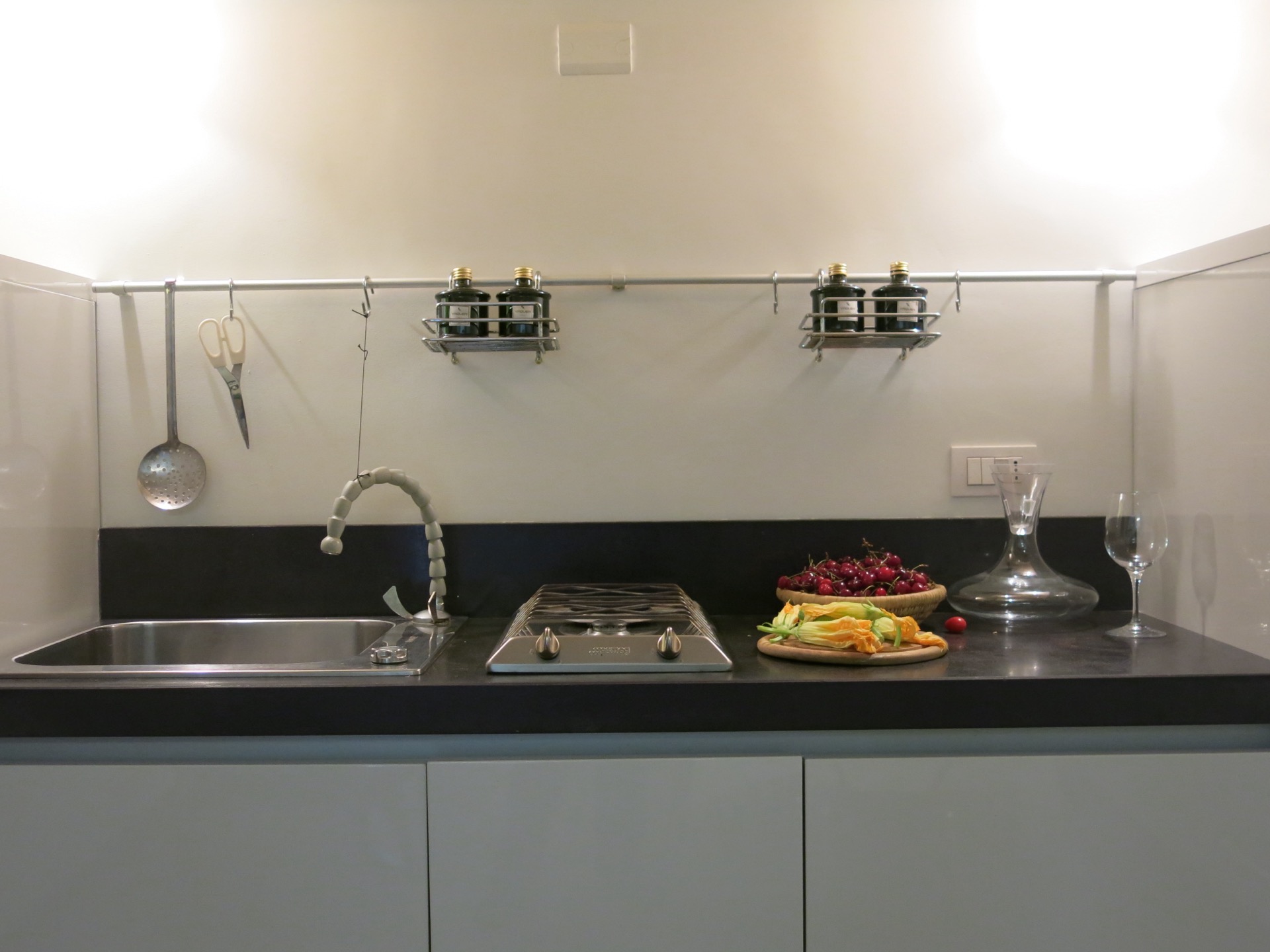 Kitchen corner with hob and sink